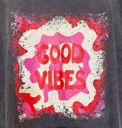 T-paita kuviolla - good vibes - Image 3